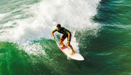 九游娱乐：英超争冠白热化，曼城、阿森纳、利物浦三强鼎立，最后五轮定生死