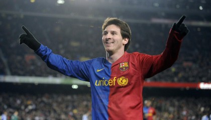 九游娱乐-瓜迪奥拉激情一吻惊全场！第四官员成焦点，曼城胜利夜温情插曲引爆热议