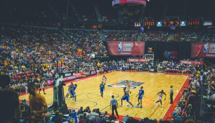 九游娱乐-田径世锦赛震撼之夜，新星打破尘封15年世界纪录，传奇就此改写！