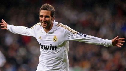 九游体育官网-UFC 300重磅对决敲定 轻量级冠军战引爆全球格斗迷期待